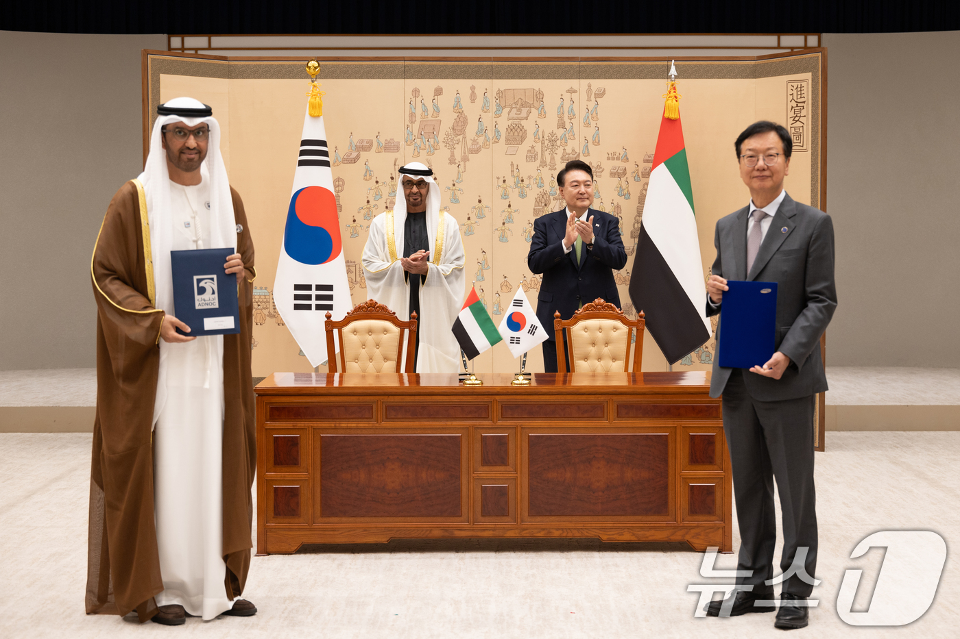 (서울=뉴스1) 송원영 기자 = 윤석열 대통령과 모하메드 빈 자이드 알 나흐얀 아랍에미리트(UAE)대통령이 29일 서울 용산 대통령실 청사에서 열린 한·아랍에미리트(UAE) 협정 …