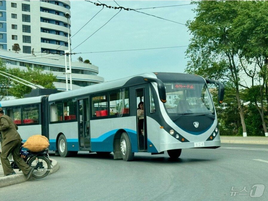 고려투어스가 공개한 평양.  도색을 새로한 북한의 무궤도전차. &#40;고려투어스 갈무리&#41;