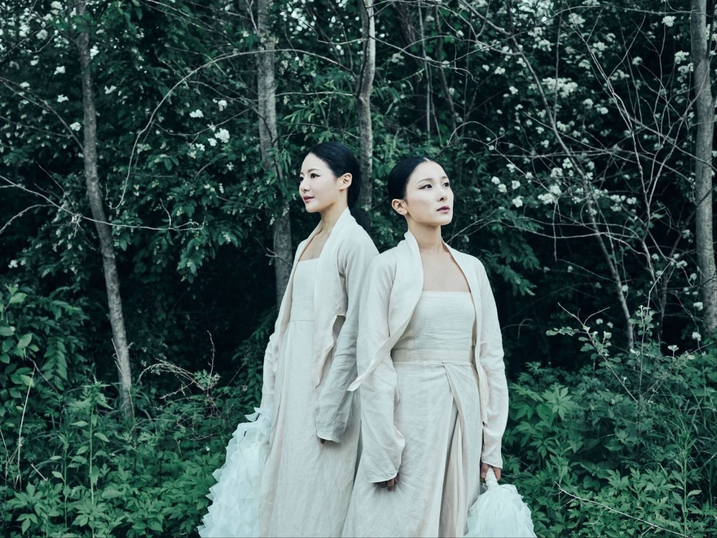 본문 이미지 - '만신: 페이퍼 샤먼' 콘셉트 사진. 주인공 '실' 역을 맡은 김우정(왼쪽)과 박경민.(국립극장 제공)