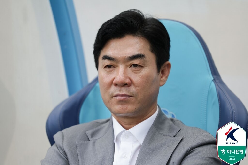 본문 이미지 - 윤정환 강원FC 감독&#40;한국프로축구연맹 제공&#41;