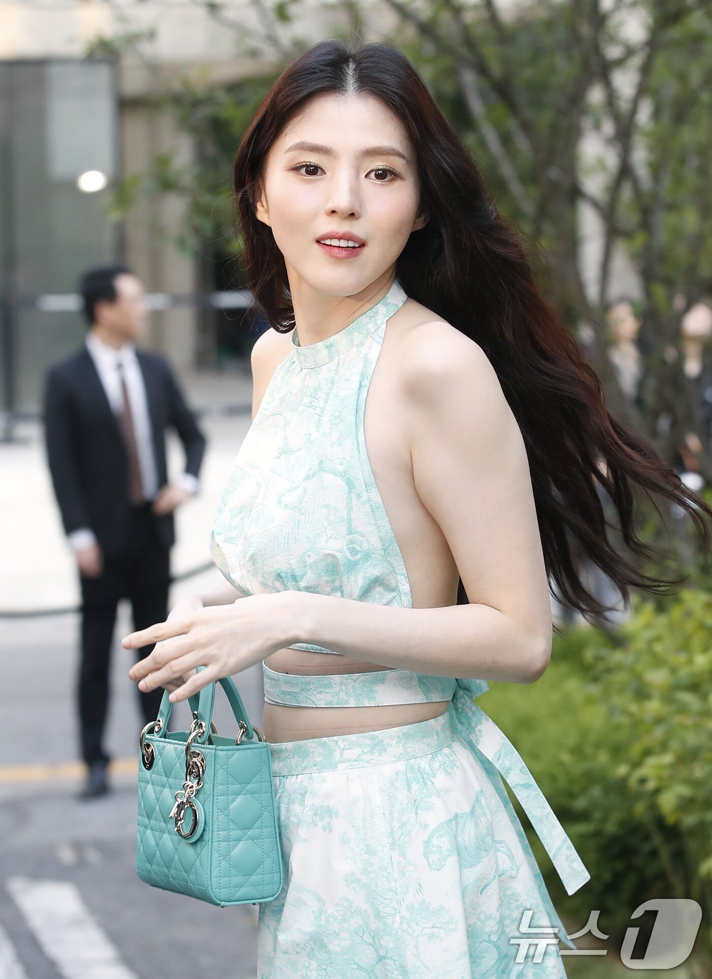 본문 이미지 - 배우 한소희가 29일 서울 성동구 디올에서 열린 포토행사에서 인사를 하고 있다. ⓒ News1 권현진 기자