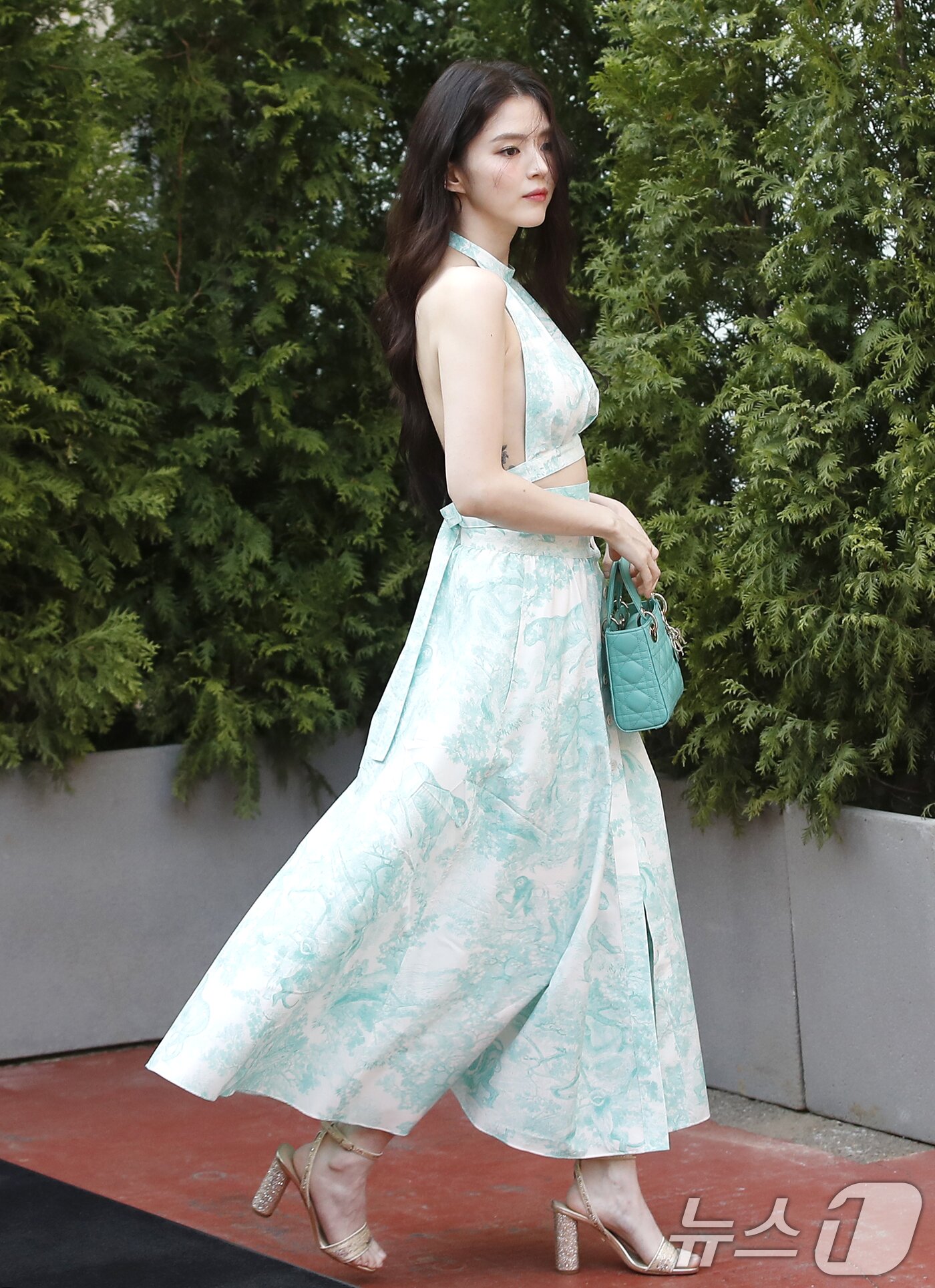 본문 이미지 - 배우 한소희가 29일 서울 성동구 디올에서 열린 포토행사에 입장하고 있다. ⓒ News1 권현진 기자