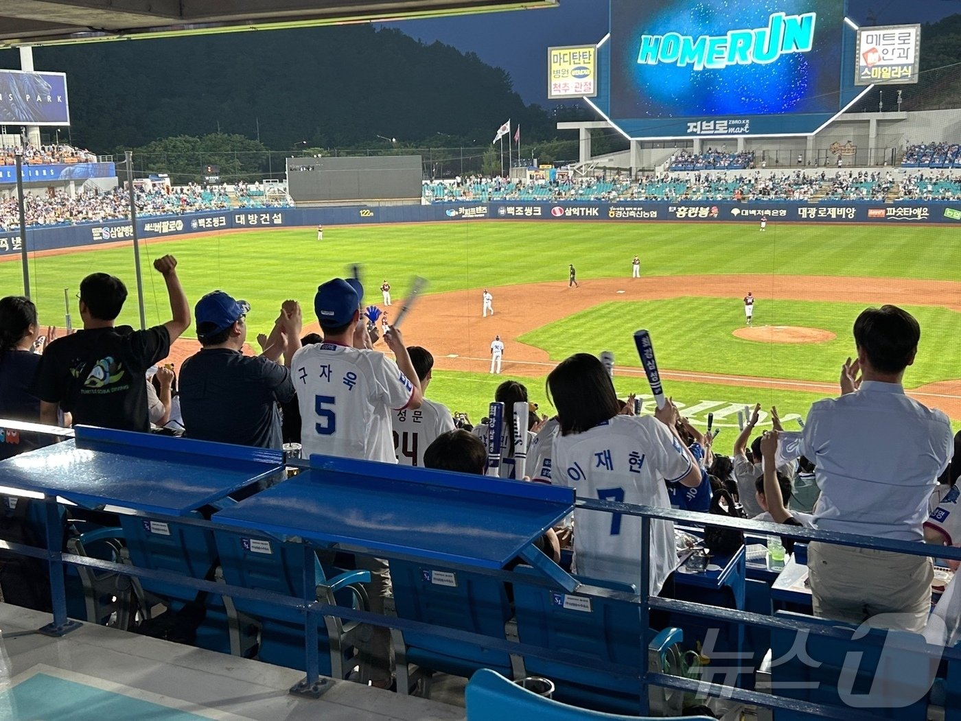 본문 이미지 - 29일 오후 대구 삼성라이온즈파크에서 열린 삼성-키움전에서 박병호의 홈런이 터지자 삼성 팬들이 열광하고 있다. 2024.5.29/뉴스1 ⓒ News1 문대현 기자