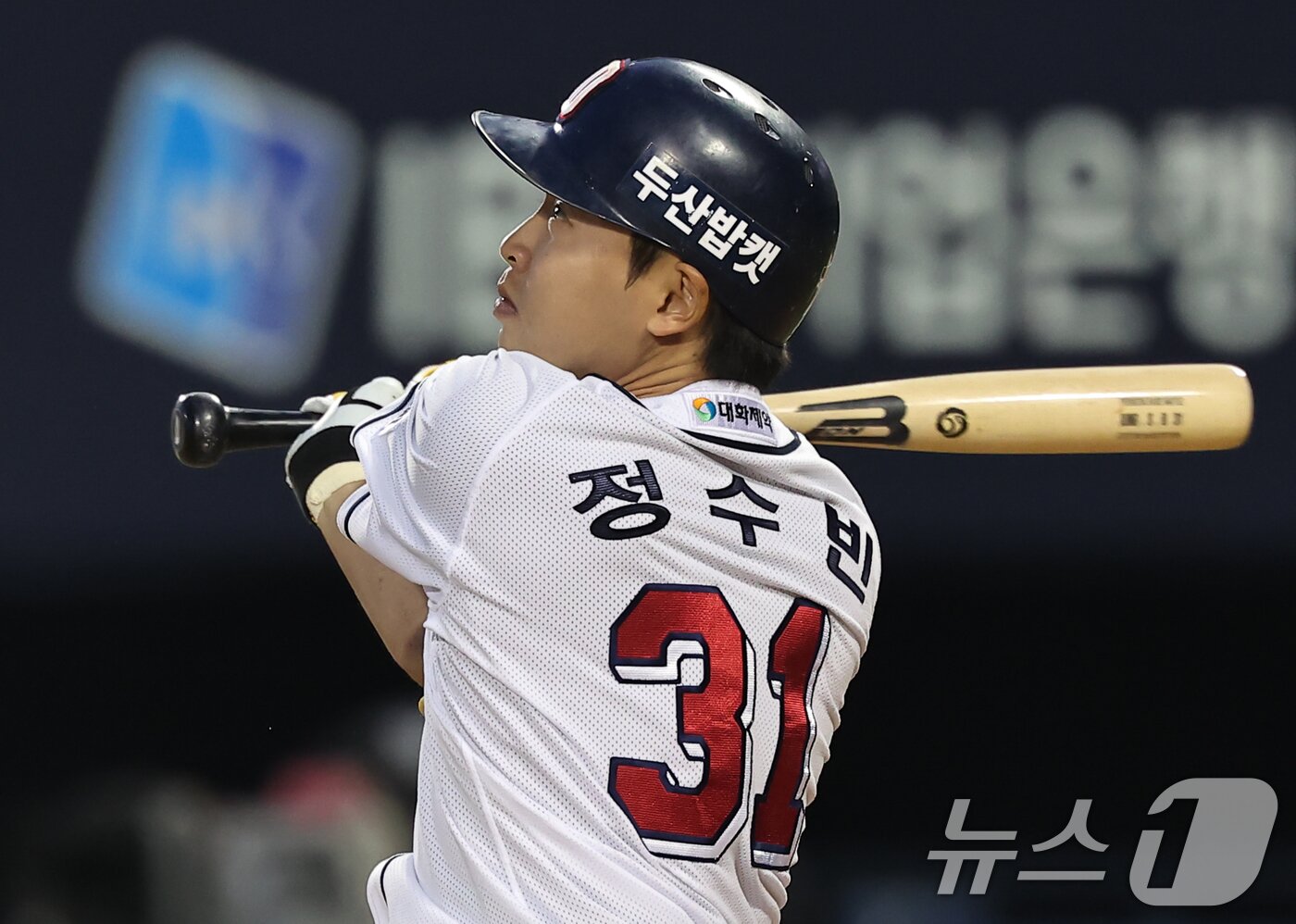 본문 이미지 - 29일 오후 서울 송파구 잠실야구장에서 열린 ‘2024 신한 SOL 뱅크 KBO리그’ kt 위즈와 두산베어스의 경기, 4회말 1사 주자 2,3루 상황에서 두산 정수빈이 1타점 희생플라이를 치고 있다. 2024.5.29/뉴스1 ⓒ News1 김도우 기자