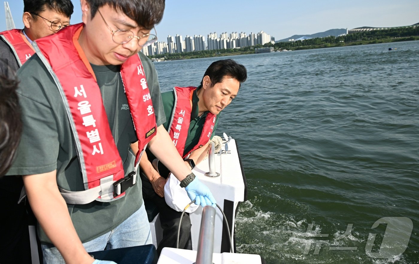 오세훈 서울시장이 29일 오후 서울 광진구 뚝섬한강공원 일대에서 보건환경연구원 관계자가 한강 수질 검사를 위해 시료를 채취하는 과정을 살펴보고 있다. 서울시는 오는 6월 1일부터 뚝섬한강공원 일대에서 &#39;제1회 쉬엄쉬엄 한강 3종 축제&#39;를 개최한다. &#40;서울시 제공&#41; 2024.5.29/뉴스1