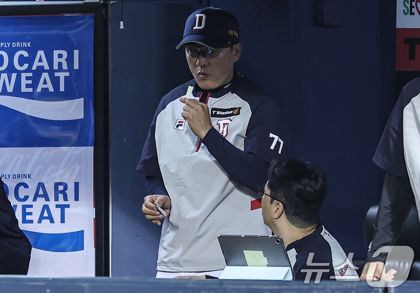 본문 이미지 - 29일 오후 서울 송파구 잠실야구장에서 열린 ‘2024 신한 SOL 뱅크 KBO리그’ kt 위즈와 두산베어스의 경기, 두산 이승엽 감독이 경기를 지켜보고 있다. 2024.5.29/뉴스1 ⓒ News1 김도우 기자