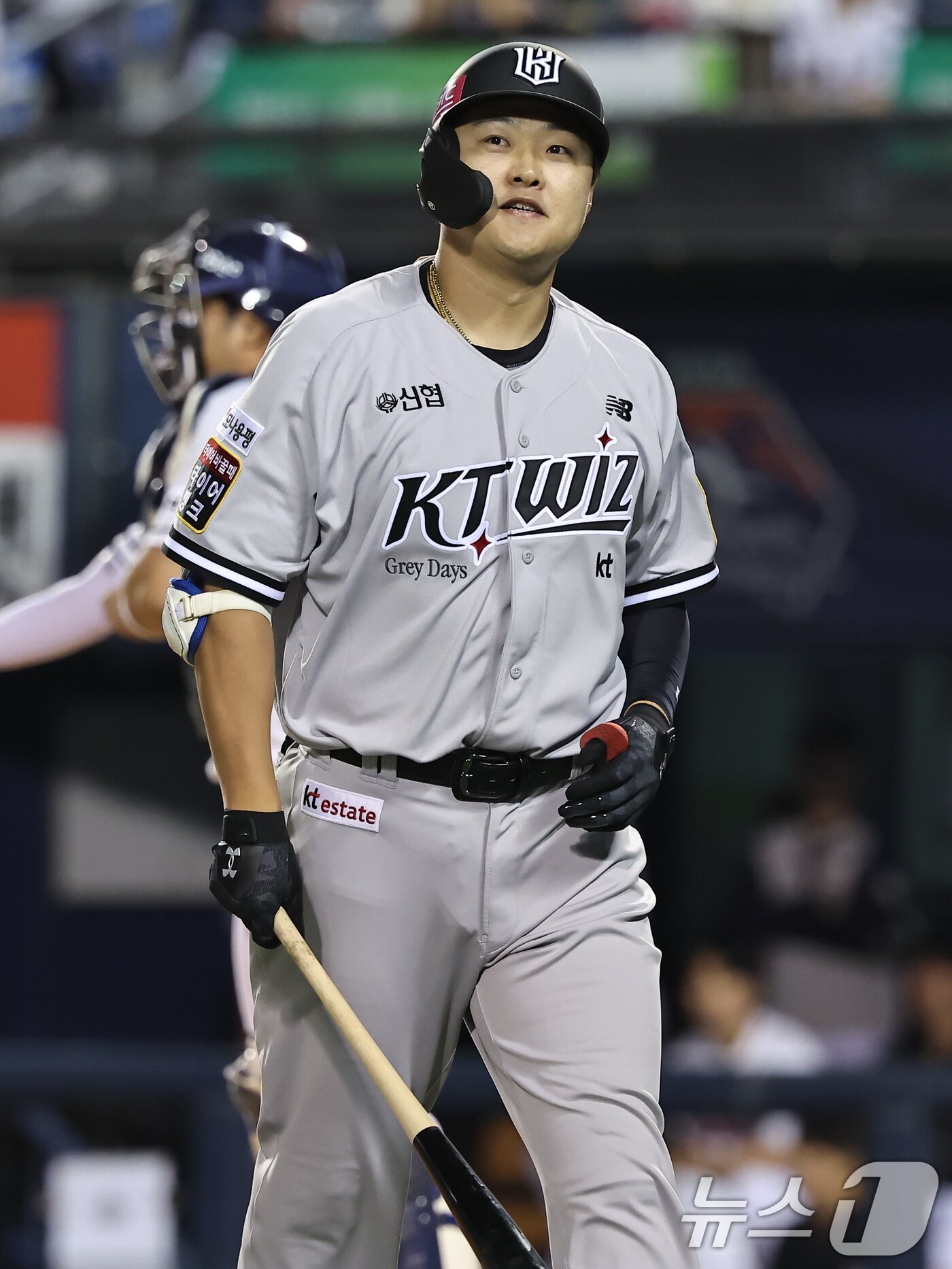 본문 이미지 - 29일 오후 서울 송파구 잠실야구장에서 열린 ‘2024 신한 SOL 뱅크 KBO리그’ kt 위즈와 두산베어스의 경기, 8회초 선두타자로 나선 kt 오재일이 kt 우규민에게 삼진아웃 당한 뒤 아쉬워 하고 있다. 2024.5.29/뉴스1 ⓒ News1 김도우 기자