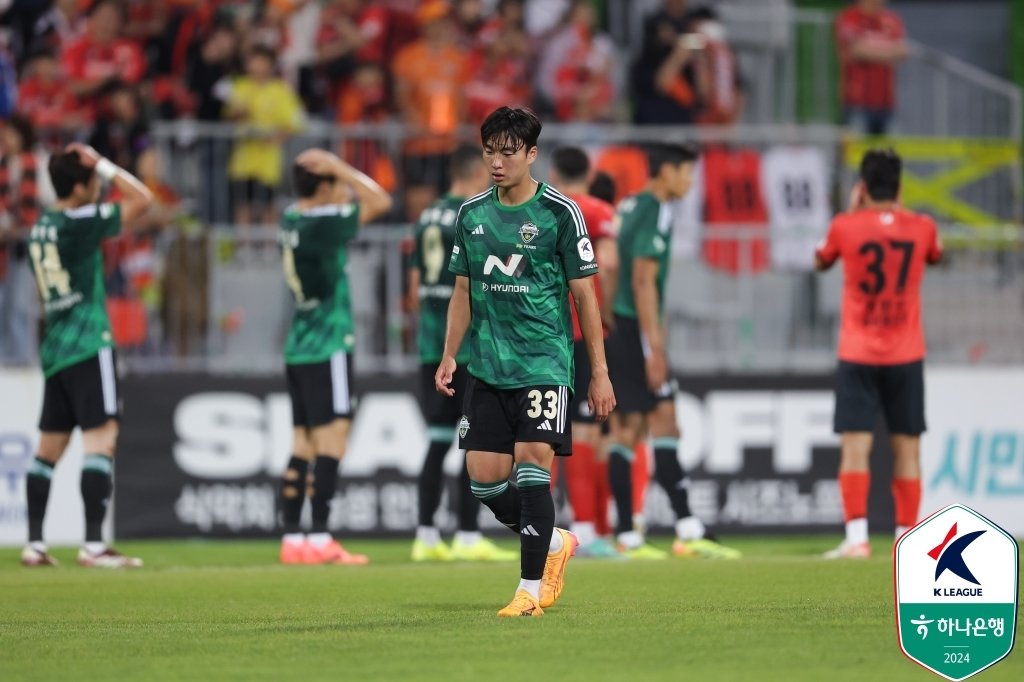 강원FC 원정 경기에서 경고 누적으로 퇴장 당한 전병관. &#40;한국프로축구연맹 제공&#41;