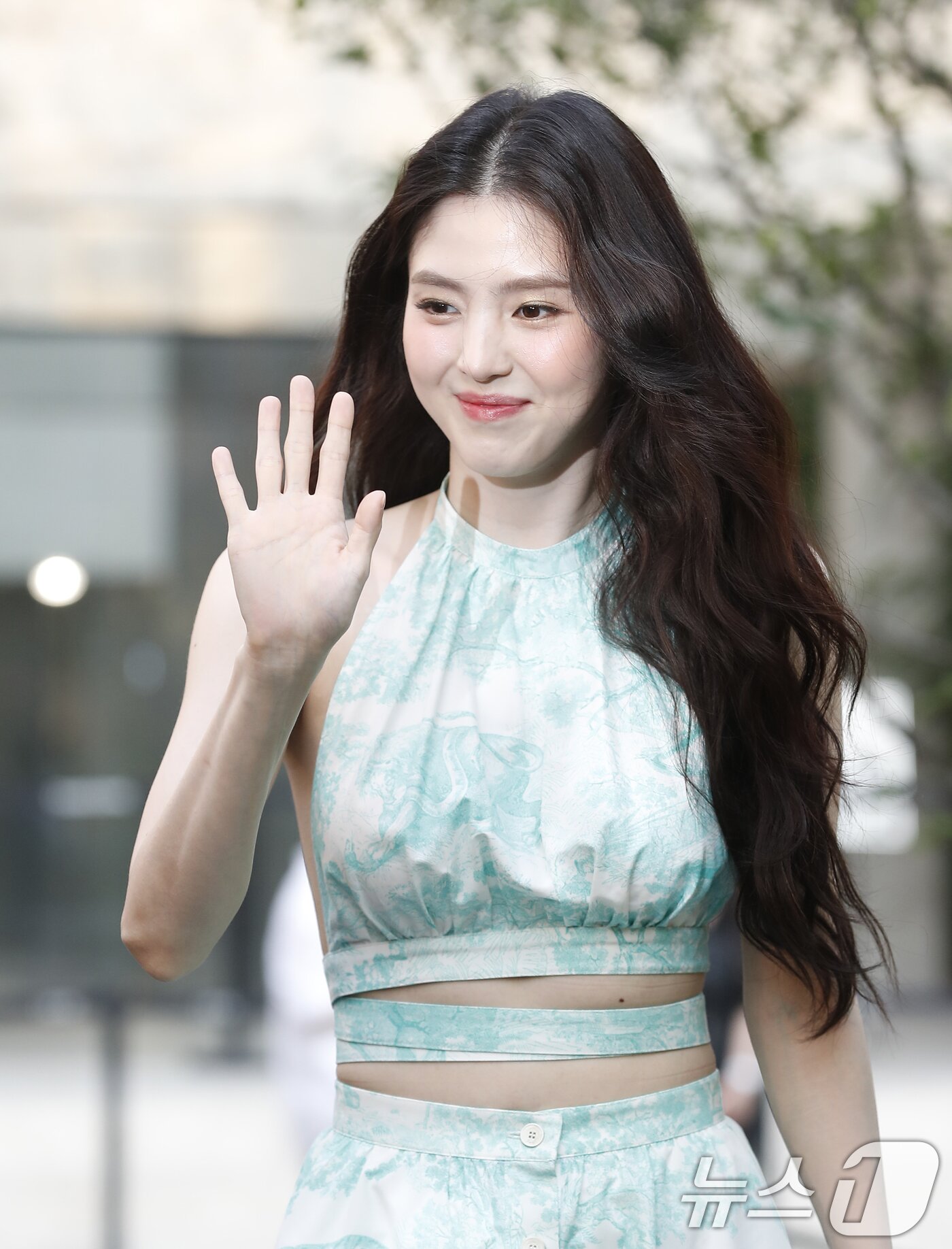 본문 이미지 - 배우 한소희가 29일 서울 성동구 디올에서 열린 포토행사에서 사랑스러운 인사를 하고 있다. ⓒ News1 권현진 기자