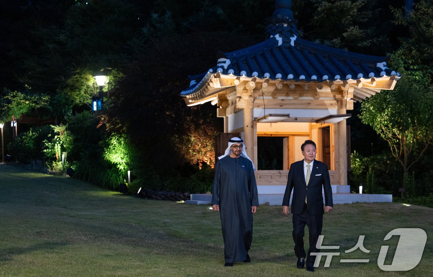 본문 이미지 - 윤석열 대통령이 29일 용산 대통령 관저에서 국빈 방한 중인 모하메드 빈 자이드 알 나흐얀 아랍에미리트연합국(UAE) 대통령과 용산 대통령 관저에서 차담을 마치고 산책을 하고 있다. (대통령실 제공) 2024.5.29/뉴스1 ⓒ News1 송원영 기자