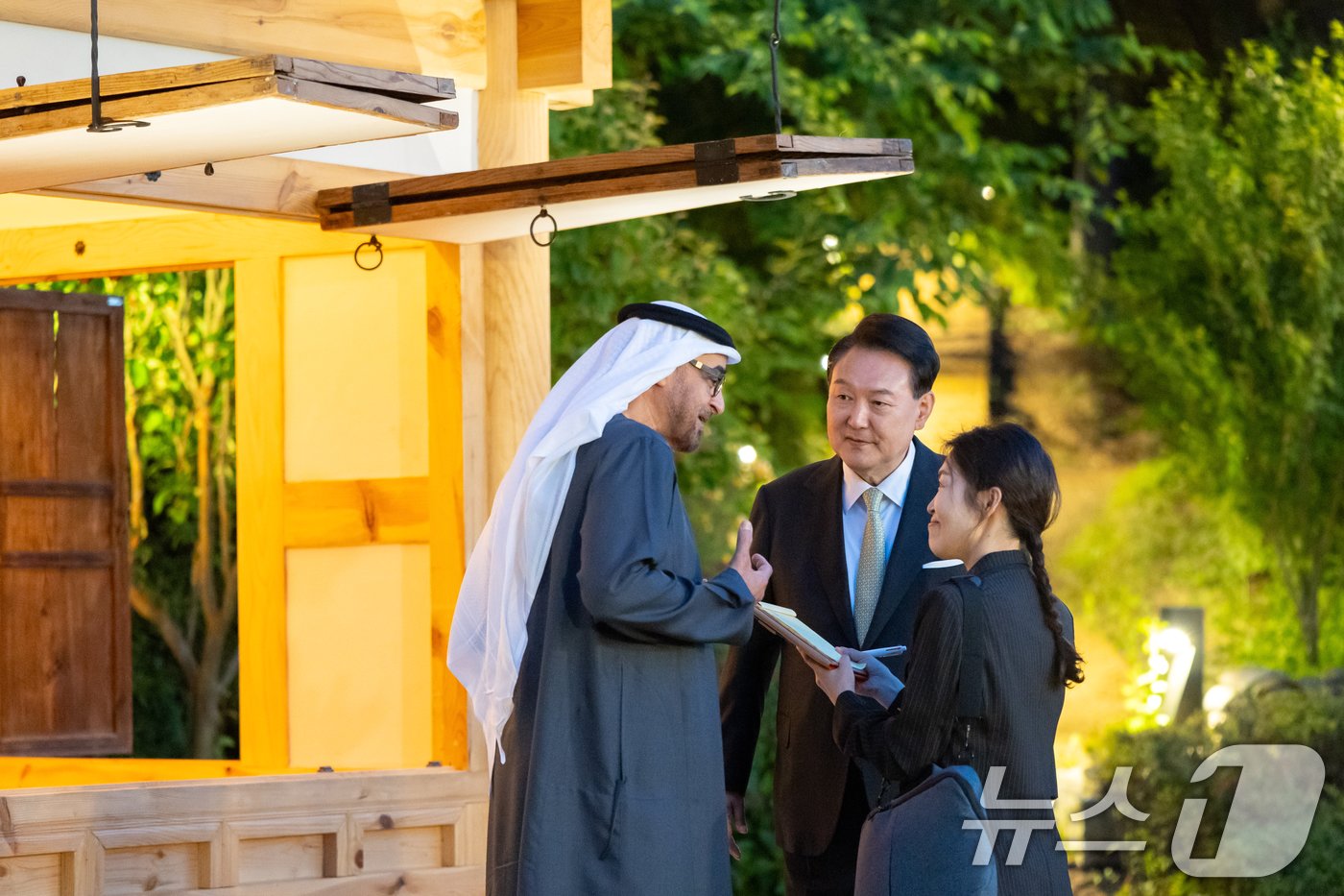 본문 이미지 - 윤석열 대통령이 29일 용산 대통령 관저에서 국빈 방한 중인 모하메드 빈 자이드 알 나흐얀 아랍에미리트연합국(UAE) 대통령과 용산 대통령 관저에서 차담을 마치고 산책을 하고 있다. (대통령실 제공) 2024.5.29/뉴스1 ⓒ News1 송원영 기자