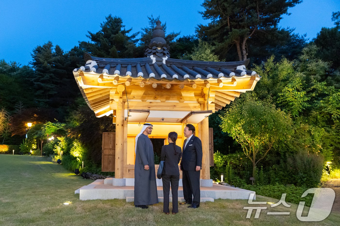 본문 이미지 - 윤석열 대통령이 29일 용산 대통령 관저에서 국빈 방한 중인 모하메드 빈 자이드 알 나흐얀 아랍에미리트연합국(UAE) 대통령과 용산 대통령 관저에서 차담을 마치고 산책을 하고 있다. (대통령실 제공) 2024.5.29/뉴스1 ⓒ News1 송원영 기자