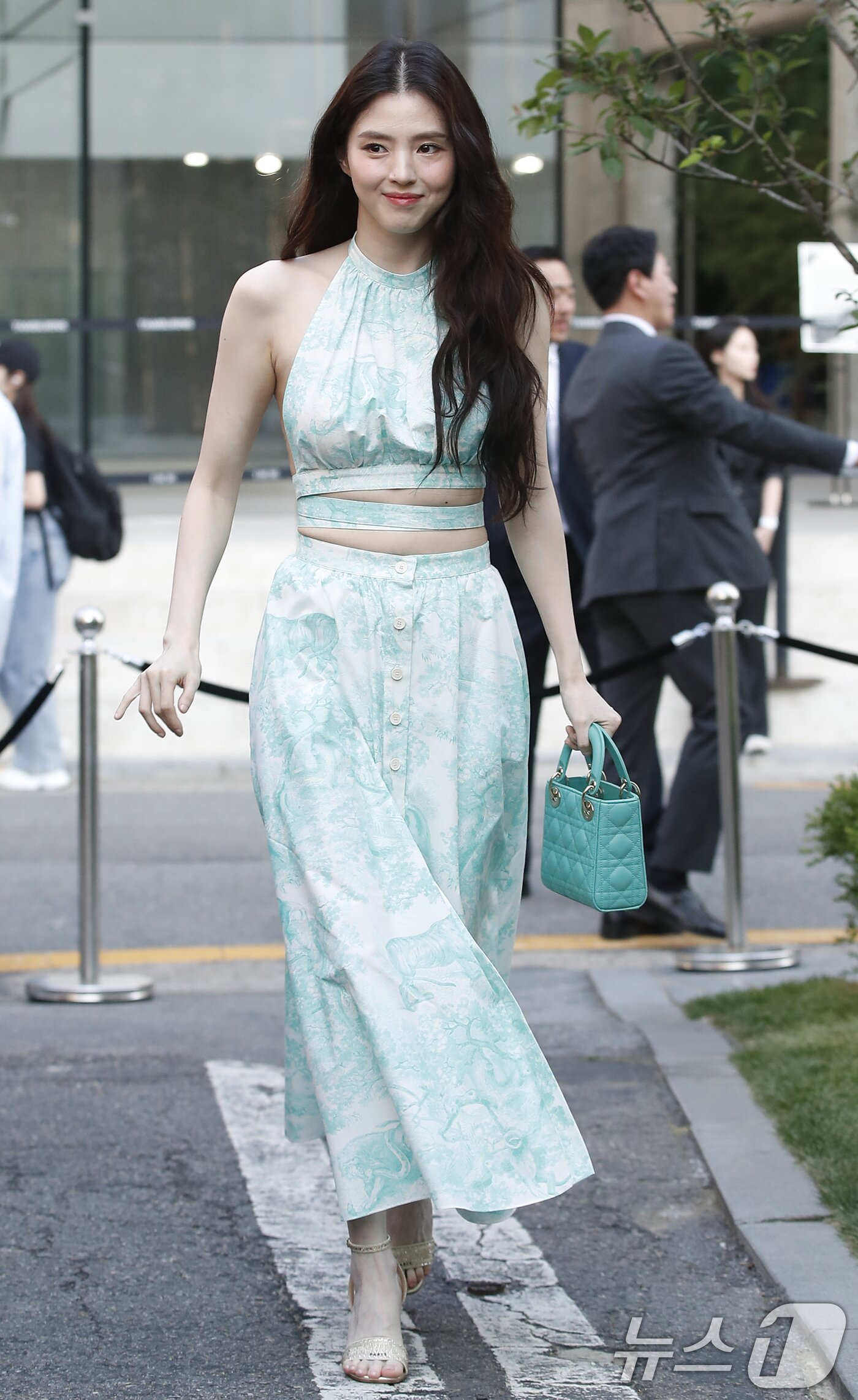 본문 이미지 - 배우 한소희가 29일 서울 성동구 디올에서 열린 포토행사에 참석하고 있다. ⓒ News1 권현진 기자