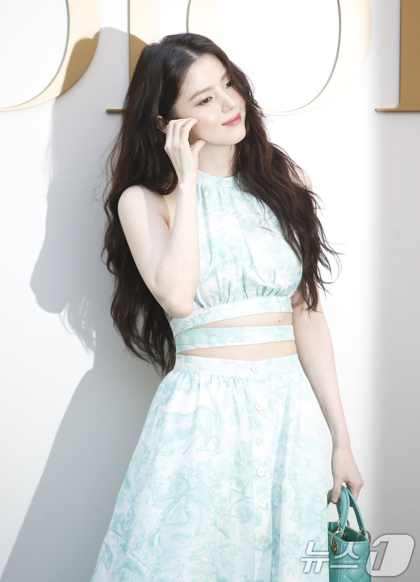 본문 이미지 - 배우 한소희가 29일 서울 성동구 디올에서 열린 포토행사에서 볼 하트로 팬심을 녹이고 있다. ⓒ News1 권현진 기자