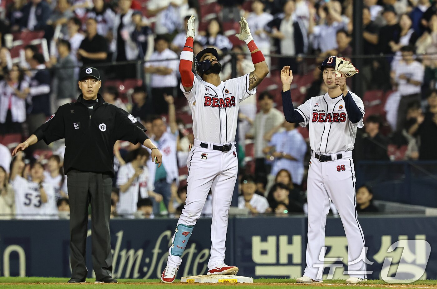 본문 이미지 - 29일 오후 서울 송파구 잠실야구장에서 열린 ‘2024 신한 SOL 뱅크 KBO리그’ kt 위즈와 두산베어스의 경기, 8회말 무사 주자 1루 상황에서 두산 라모스가 안타를 치고 기뻐하고 있다. 2024.5.29/뉴스1 ⓒ News1 김도우 기자