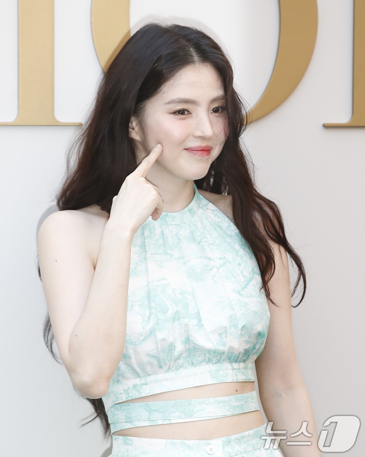 본문 이미지 - 배우 한소희가 29일 서울 성동구 디올에서 열린 포토행사에서 볼 콕 포즈를 취하고 있다. ⓒ News1 권현진 기자