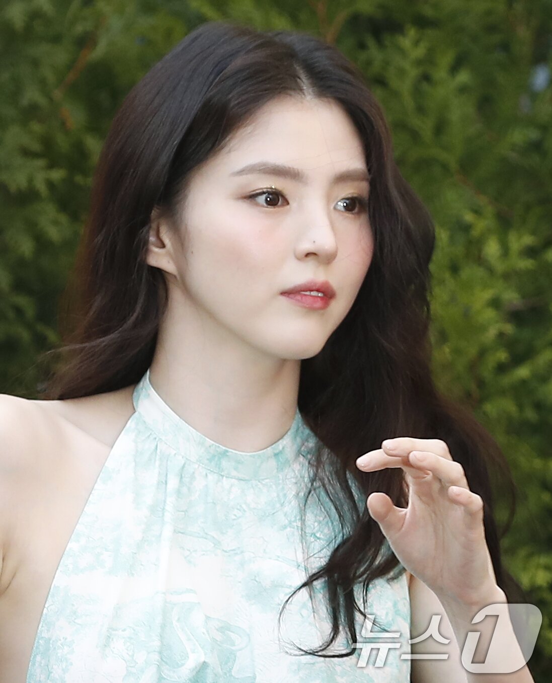 본문 이미지 - 배우 한소희가 29일 서울 성동구 디올에서 열린 포토행사에서 고혹적인 자태를 뽐내고 있다. ⓒ News1 권현진 기자