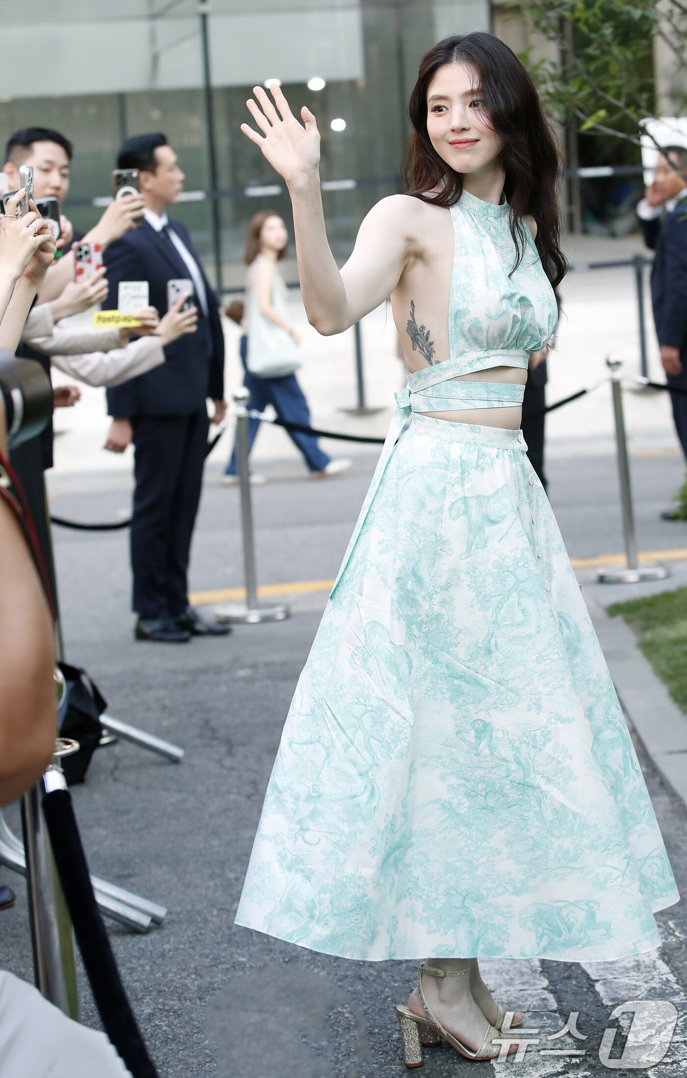 본문 이미지 - 배우 한소희가 29일 서울 성동구 디올에서 열린 포토행사에서 팬에게 인사를 하고 있다. ⓒ News1 권현진 기자