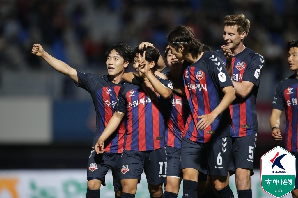 득점 후 동료들과 함께 기뻐하는 수원FC의 이승우. &#40;한국프로축구연맹 제공&#41;