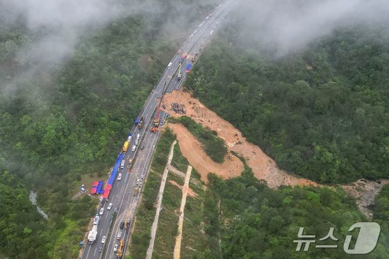 [사진] 폭우 쏟아져 무너진 중국 광둥성의 고속도로
