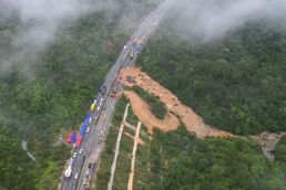 [사진] 폭우 쏟아져 무너진 중국 광둥성의 고속도로