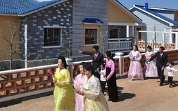 살림집 이용허가증 받고 입주하는 북한 월사농장·연광농장 농장원들