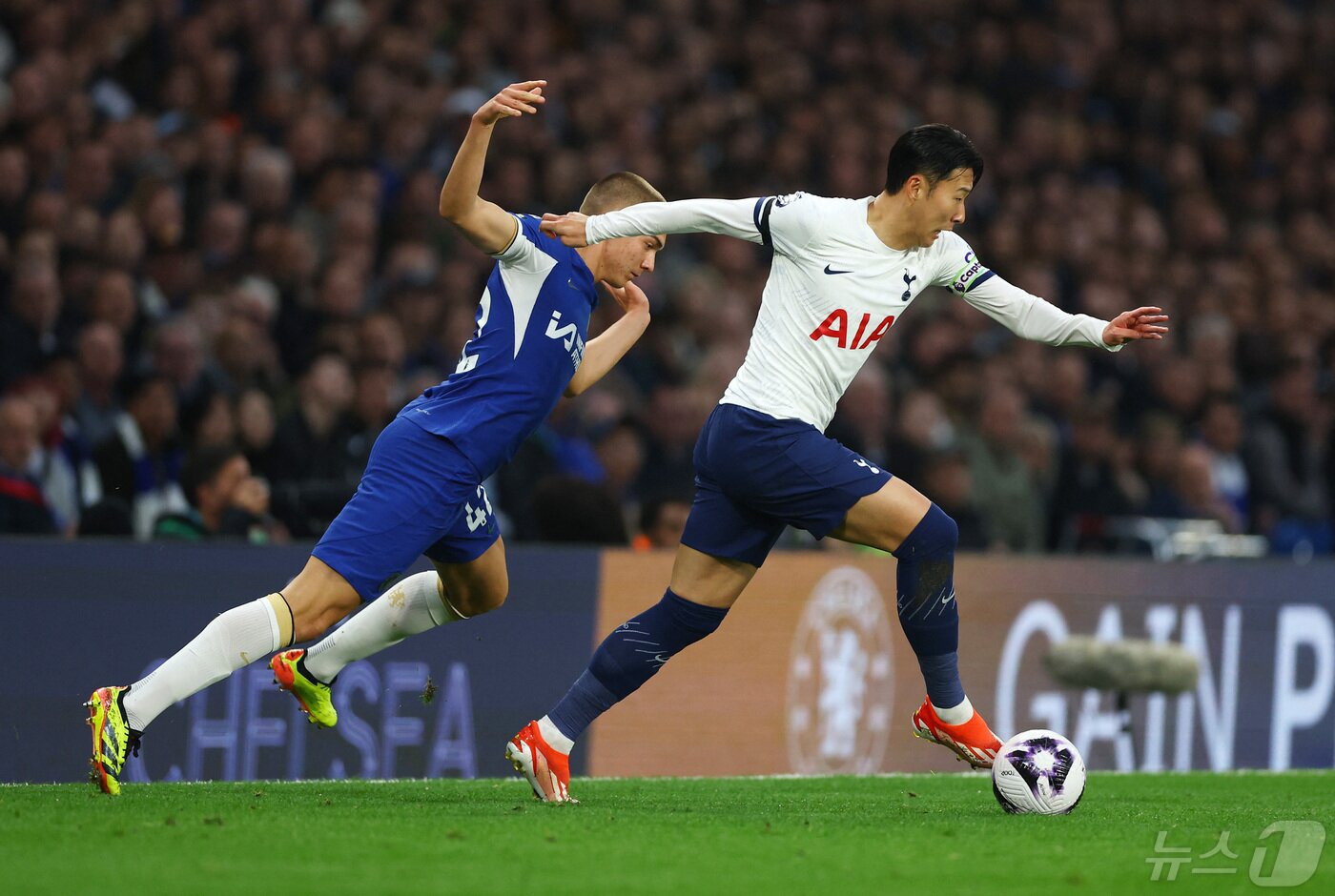 본문 이미지 - 토트넘의 손흥민이 2일 (현지시간) 런던의 스탬퍼드 브리지에서 열린 EPL 첼시와 경기서 상대 선수 알피 길크리스트와 볼을 다투고 있다. 2024.05.03 ⓒ 로이터=뉴스1 ⓒ News1 우동명 기자