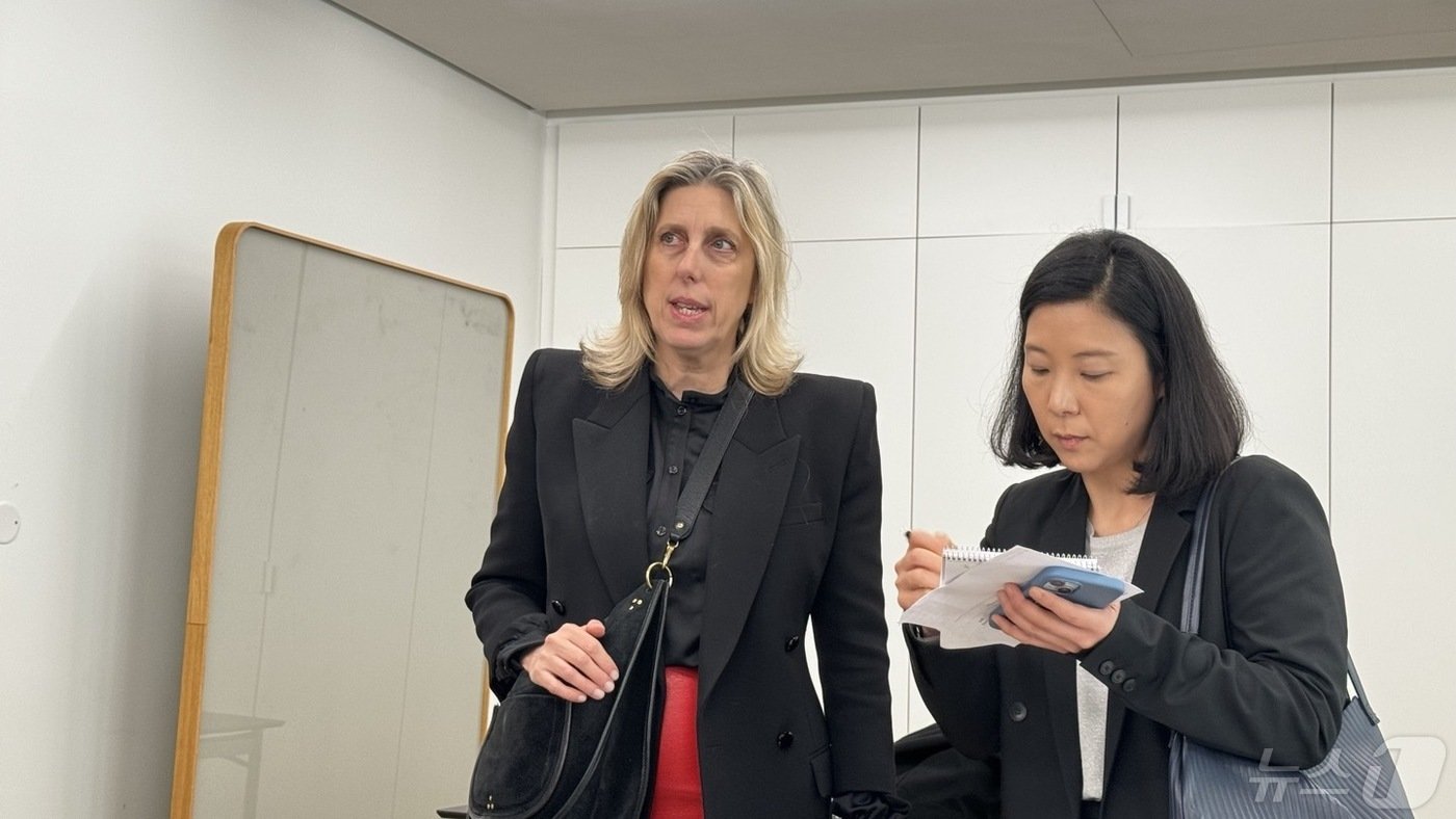 본문 이미지 - 에마 라비뉴 부르스 드 코메르스-피노컬렉션 미술관 관장이 김수자 작가의 전시에 대해 설명하고 있다. 2024.5.2/뉴스1 ⓒ 뉴스1 김일창 기자