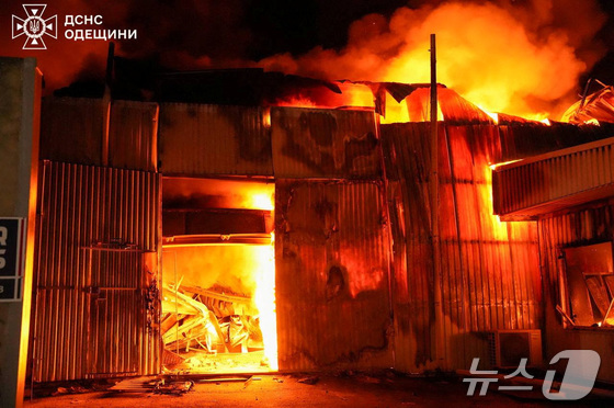 [사진] 러 탄도 미사일 공격에 불길 휩싸인 오데사 우편 창고