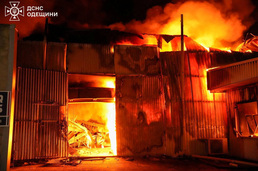 [사진] 러 탄도 미사일 공격에 불길 휩싸인 오데사 우편 창고