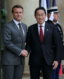 [사진] 엘리제 궁서 마크롱 대통령과 악수하는 기시다 총리