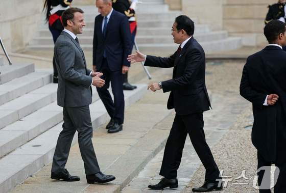 [사진] 반갑게 악수하는 기시다 총리와 마크롱 대통령