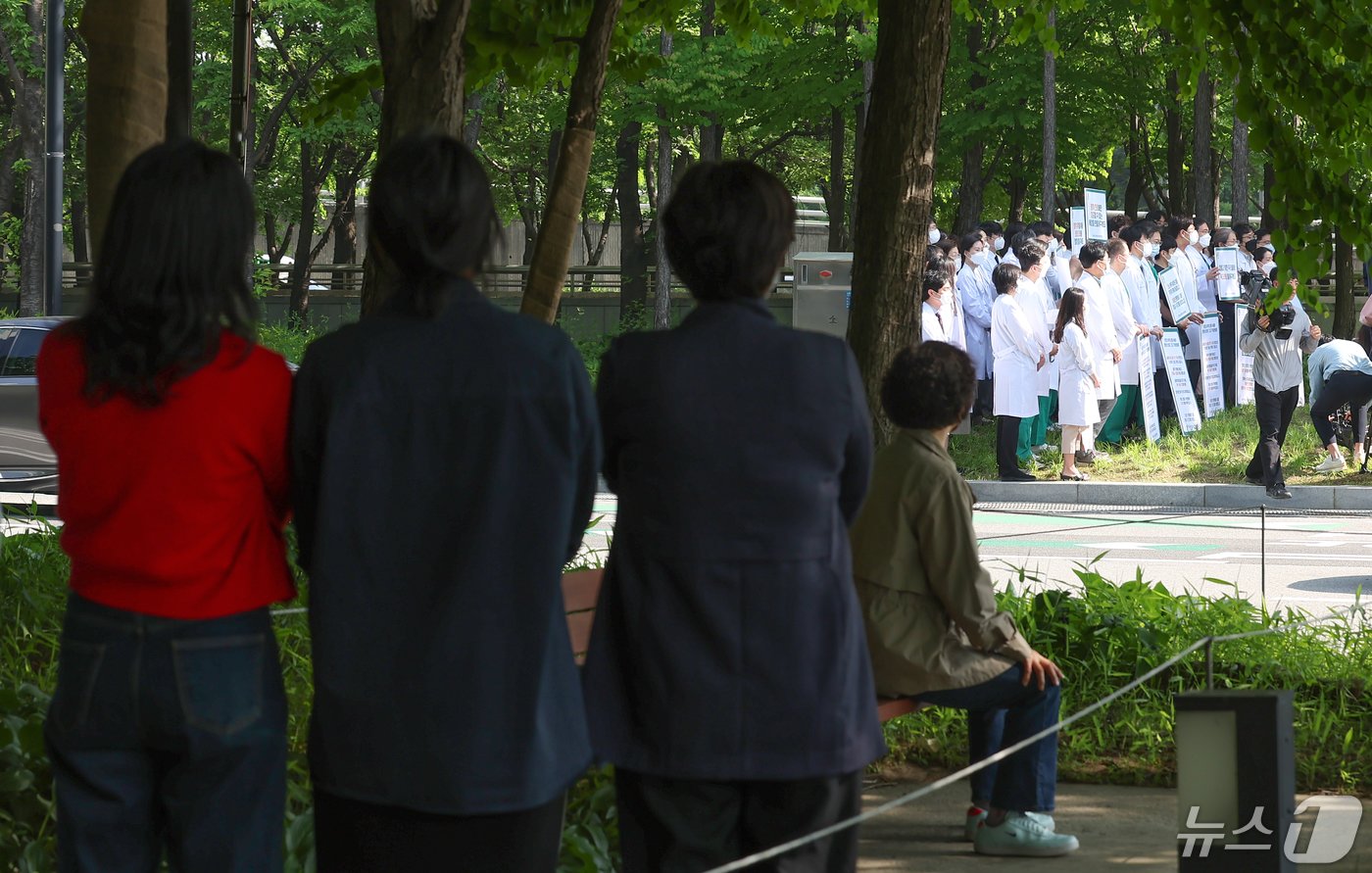 서울아산병원·울산대병원·강릉아산병원을 수련병원으로 둔 울산의대교수협의회 비상대책위원회 소속 의사들이 3일 오전 서울 송파구 아산병원 정문에서 의대 증원 정책 철회를 촉구하는 피켓 시위를 하고 있다. 한편 서울아산병원과 서울성모병원 교수들은 이날부터 주 1회 외래 진료와 수술을 멈추는 휴진&#40;응급·중증환자 진료 제외&#41;에 동참한다. 2024.5.3/뉴스1 ⓒ News1 김민지 기자