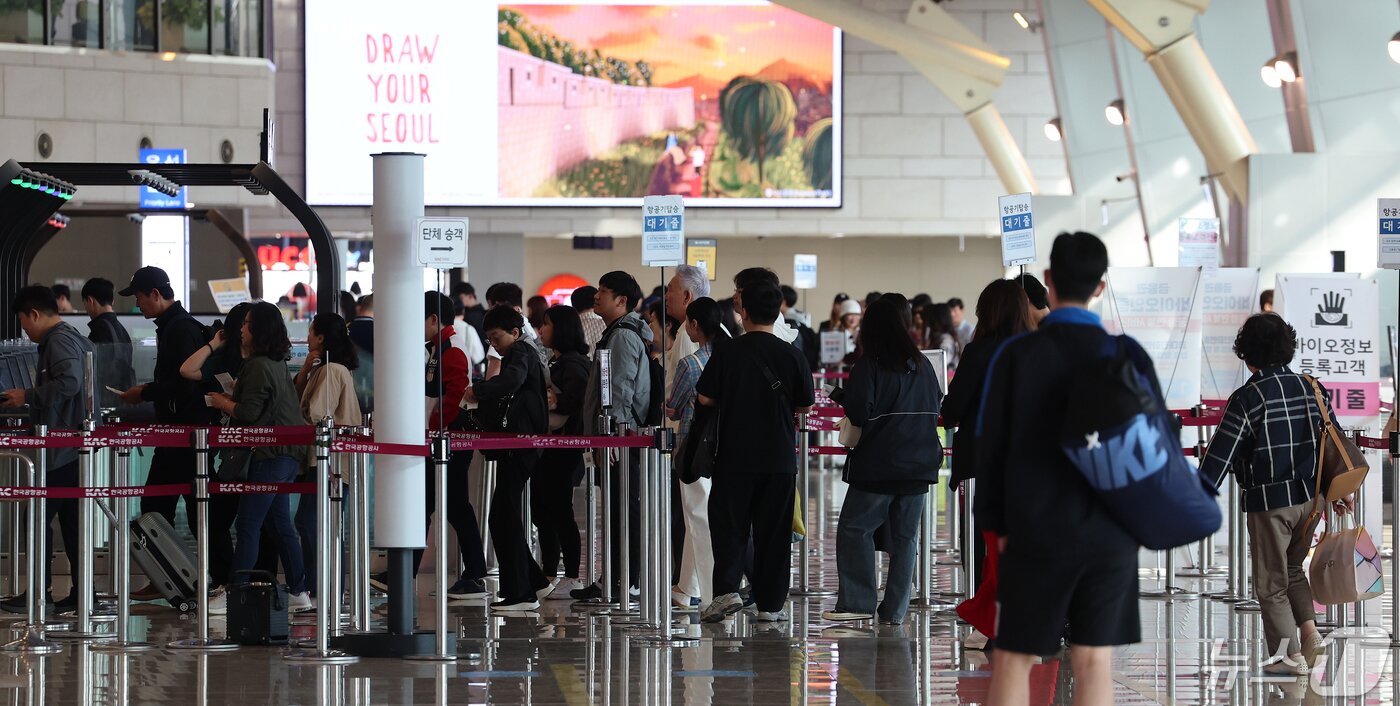 본문 이미지 - 어린이날 연휴를 하루 앞둔 3일 오전 서울 강서구 김포공항 김포공항 국내선청사가 여행객들로 붐비고 있다. 2024.5.3/뉴스1 ⓒ News1 김진환 기자