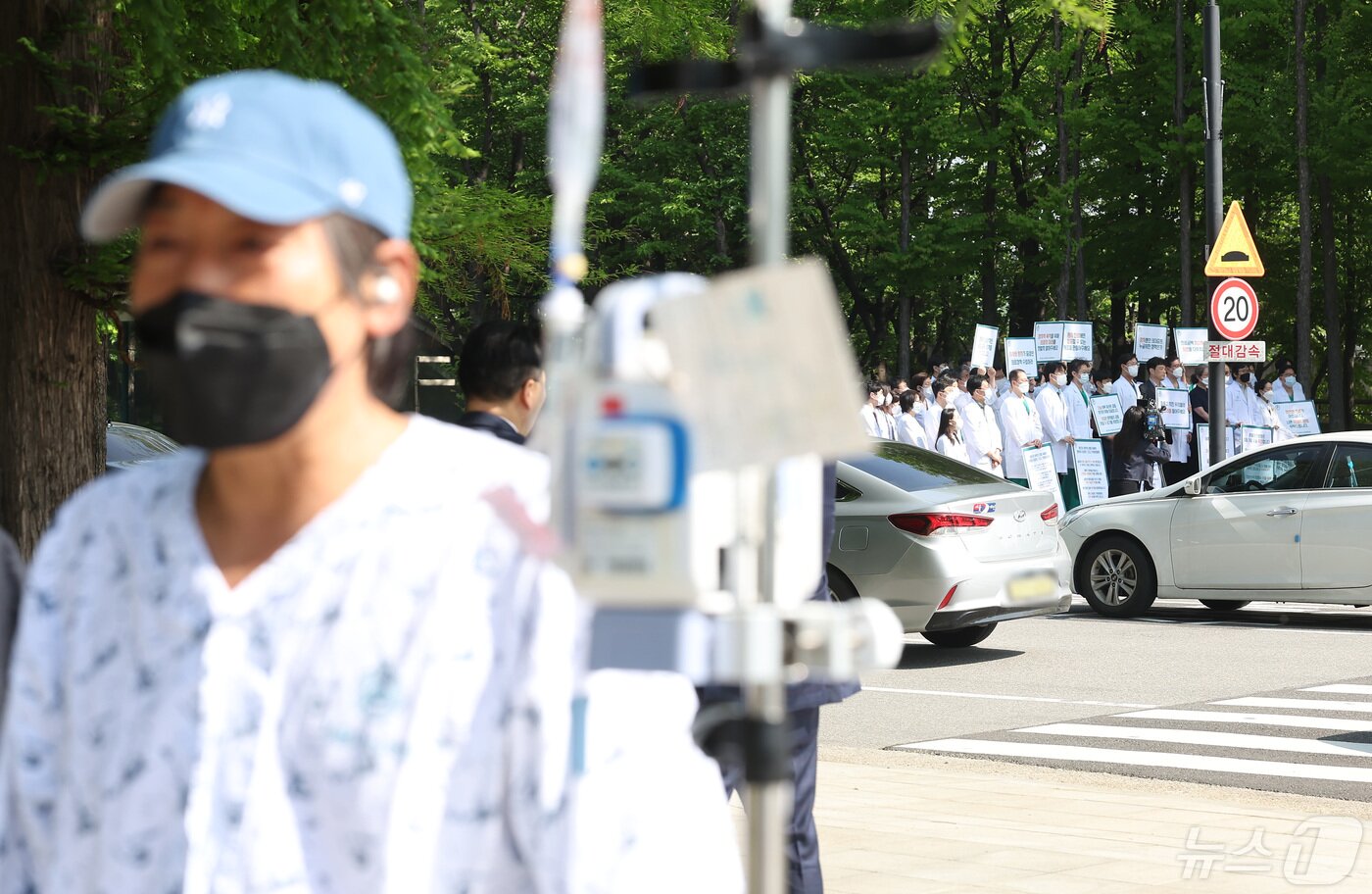 본문 이미지 - 서울아산병원·울산대병원·강릉아산병원을 수련병원으로 둔 울산의대교수협의회 비상대책위원회 소속 의사들이 3일 오전 서울 송파구 아산병원 정문에서 의대 증원 정책 철회를 촉구하는 피켓 시위를 하고 있다. 2024.5.3/뉴스1 ⓒ News1 김민지 기자