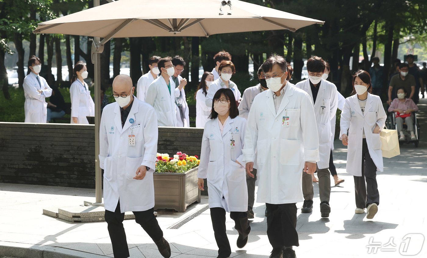 본문 이미지 - 서울아산병원·울산대병원·강릉아산병원을 수련병원으로 둔 울산의대 교수들이 3일 오전 서울 송파구 서울아산병원에서 2024 의료대란과 울산의대 교육 병원의 나아갈 길을 주제로 열리는 긴급 세미나에 참석하고 있다. 한편 서울아산병원과 서울성모병원 교수들은 이날부터 주 1회 외래 진료와 수술을 멈추는 휴진&#40;응급·중증환자 진료 제외&#41;에 동참한다. 2024.5.3/뉴스1 ⓒ News1 김민지 기자