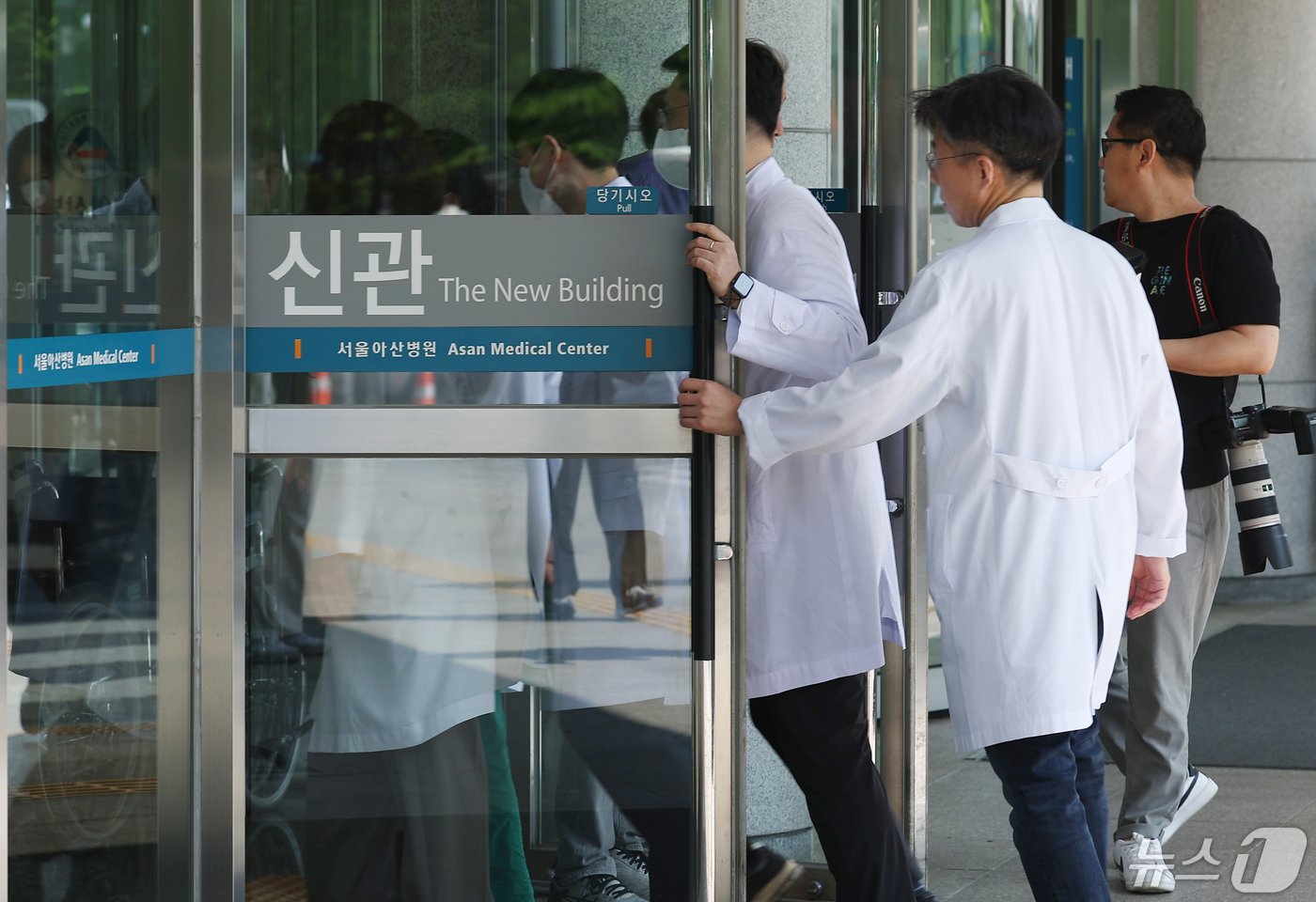 본문 이미지 - 서울아산병원·울산대병원·강릉아산병원을 수련병원으로 둔 울산의대 교수들이 3일 오전 서울 송파구 서울아산병원에서 2024 의료대란과 울산의대 교육 병원의 나아갈 길을 주제로 열리는 긴급 세미나에 참석하고 있다. 한편 서울아산병원과 서울성모병원 교수들은 이날부터 주 1회 외래 진료와 수술을 멈추는 휴진&#40;응급·중증환자 진료 제외&#41;에 동참한다. 2024.5.3/뉴스1 ⓒ News1 김민지 기자