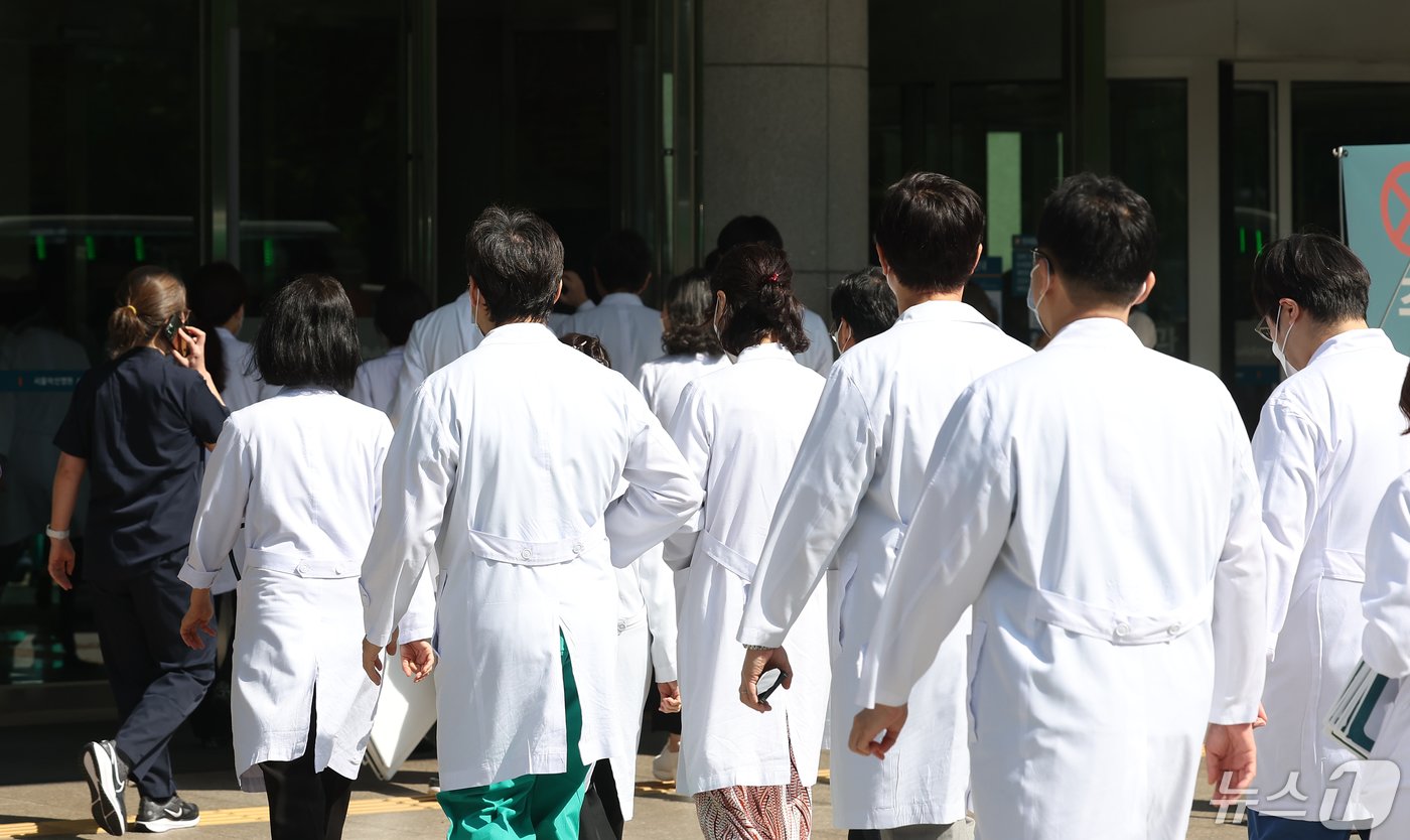 본문 이미지 - 서울아산병원·울산대병원·강릉아산병원을 수련병원으로 둔 울산의대 교수들이 3일 오전 서울 송파구 서울아산병원에서 2024 의료대란과 울산의대 교육 병원의 나아갈 길을 주제로 열리는 긴급 세미나에 참석하고 있다. 한편 서울아산병원과 서울성모병원 교수들은 이날부터 주 1회 외래 진료와 수술을 멈추는 휴진&#40;응급·중증환자 진료 제외&#41;에 동참한다. 2024.5.3/뉴스1 ⓒ News1 김민지 기자