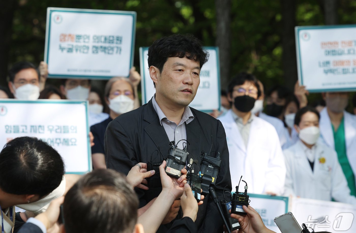 본문 이미지 - 최창민 울산의대교수협의회 비상대책위원장이 3일 오전 서울 송파구 아산병원 정문에서 열린 의대 증원 정책 철회를 촉구하는 피켓 시위에서 취재진 질의에 답변하고 있다. 2024.5.3/뉴스1 ⓒ News1 김민지 기자
