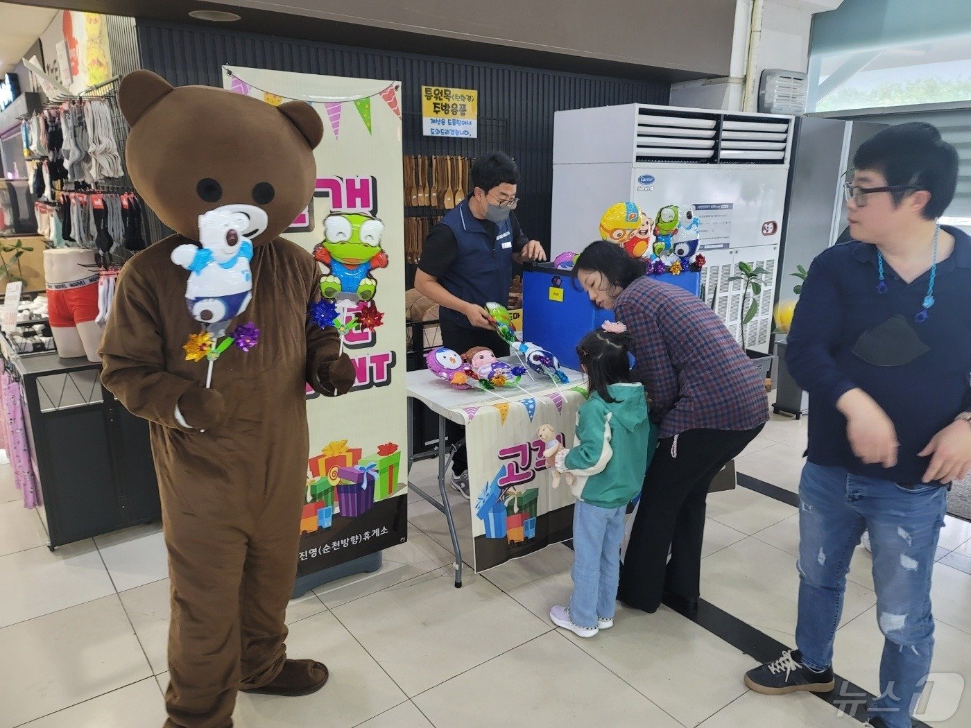 고속도로 휴게소에서 어린이 선물세트를 증정하고 있다.&#40;한국도로공사 부산경남본부 제공&#41;