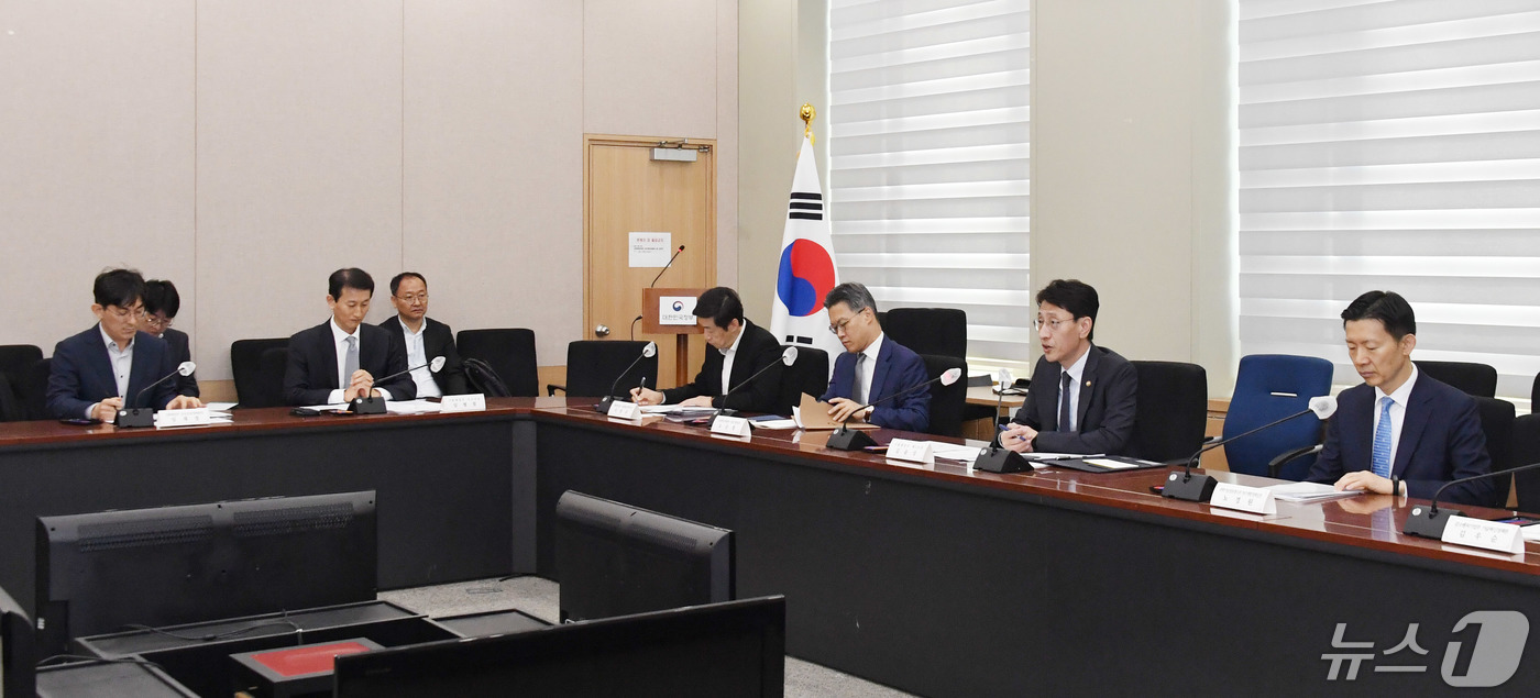 (서울=뉴스1) = 김윤상 기획재정부 차관이 3일 오전 서울 종로구 정부서울청사에서 열린 '제2차 조달정책심의위원회'를 주재하고 있다. (기획재정부 제공) 2024.5.3/뉴스1