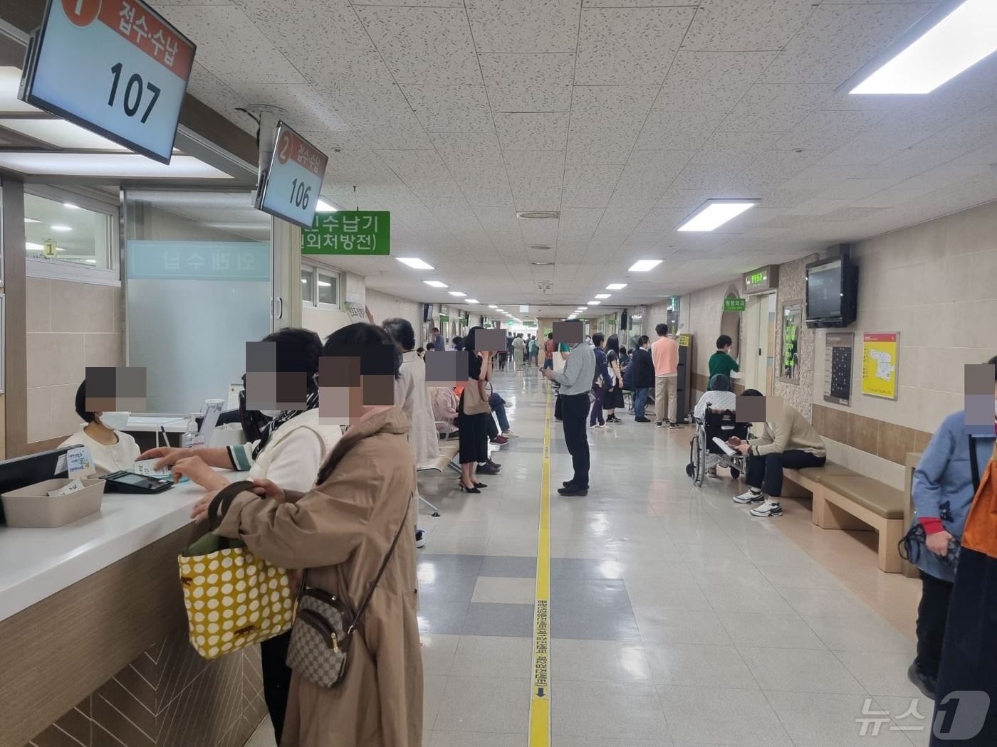 본문 이미지 - 대전성모병원에서 환자들이 접수하고 있다. /뉴스1