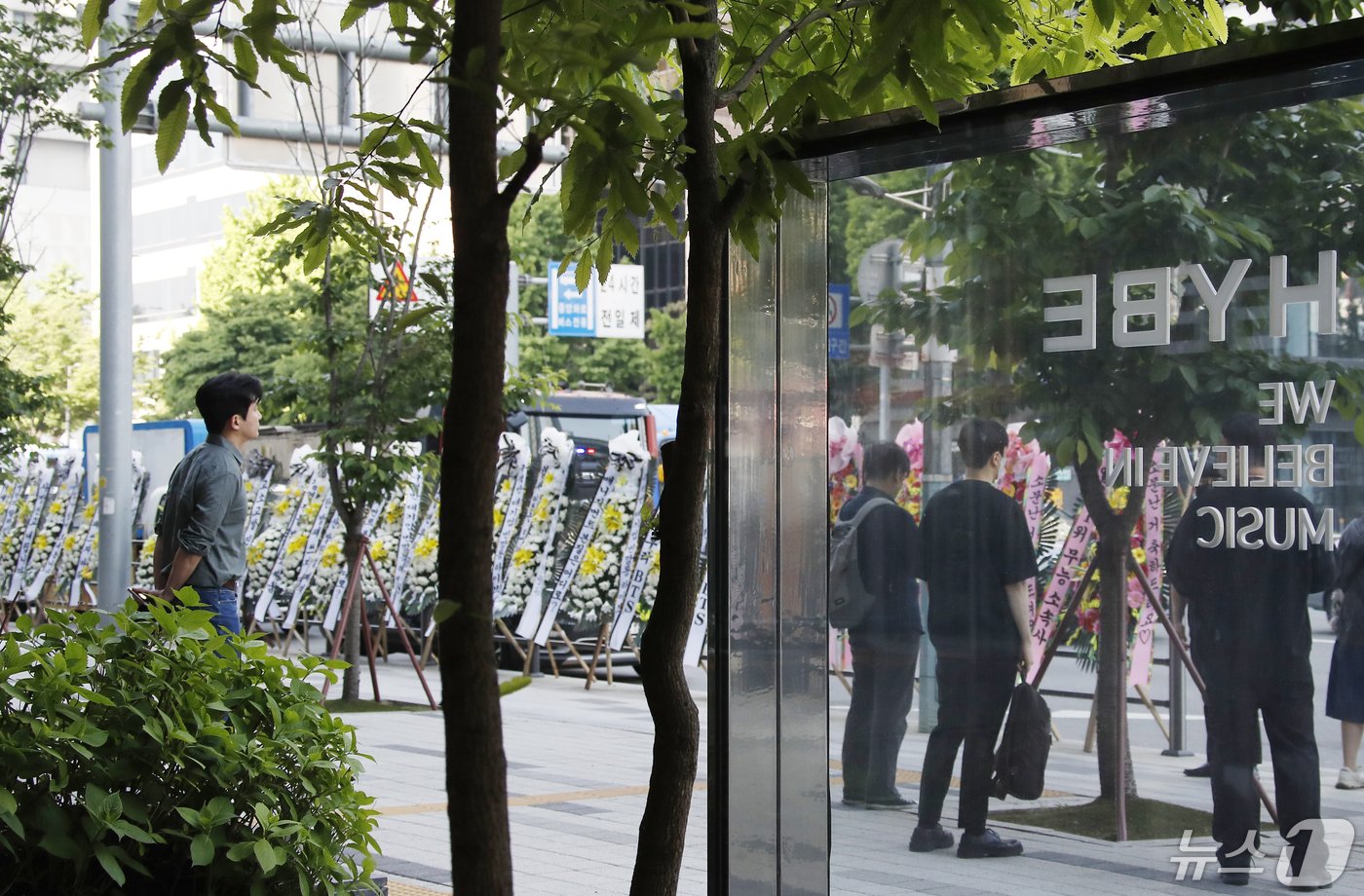 본문 이미지 - 3일 오전 서울 용산구 하이브 사옥 앞에 방탄소년단(BTS) 지지모임이 보낸 근조화환이 세워져 있다. ⓒ News1 권현진 기자