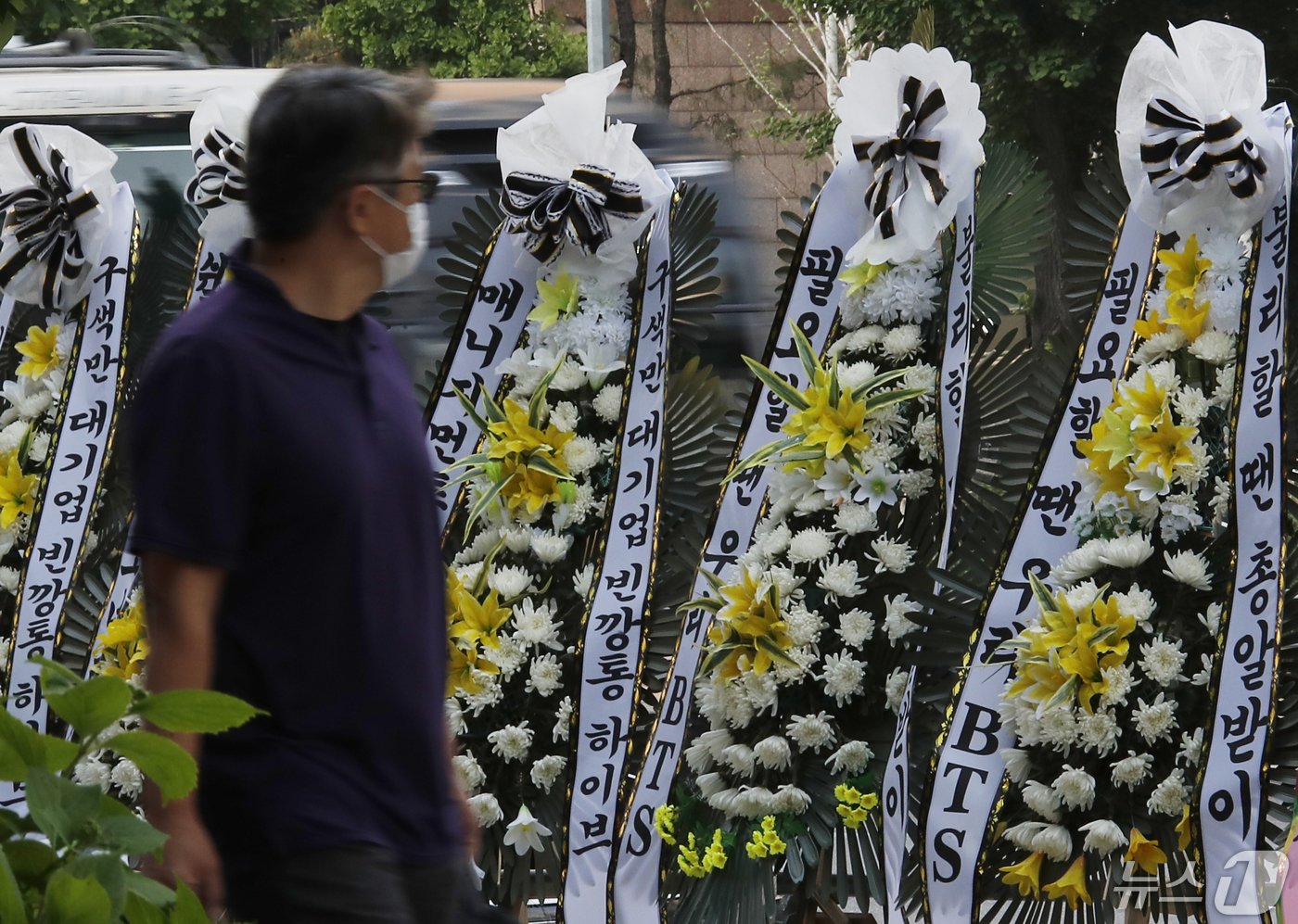 본문 이미지 - 3일 오전 서울 용산구 하이브 사옥 앞에 방탄소년단(BTS) 팬덤 아미가 보낸 근조화환이 세워져 있다.ⓒ News1 권현진 기자