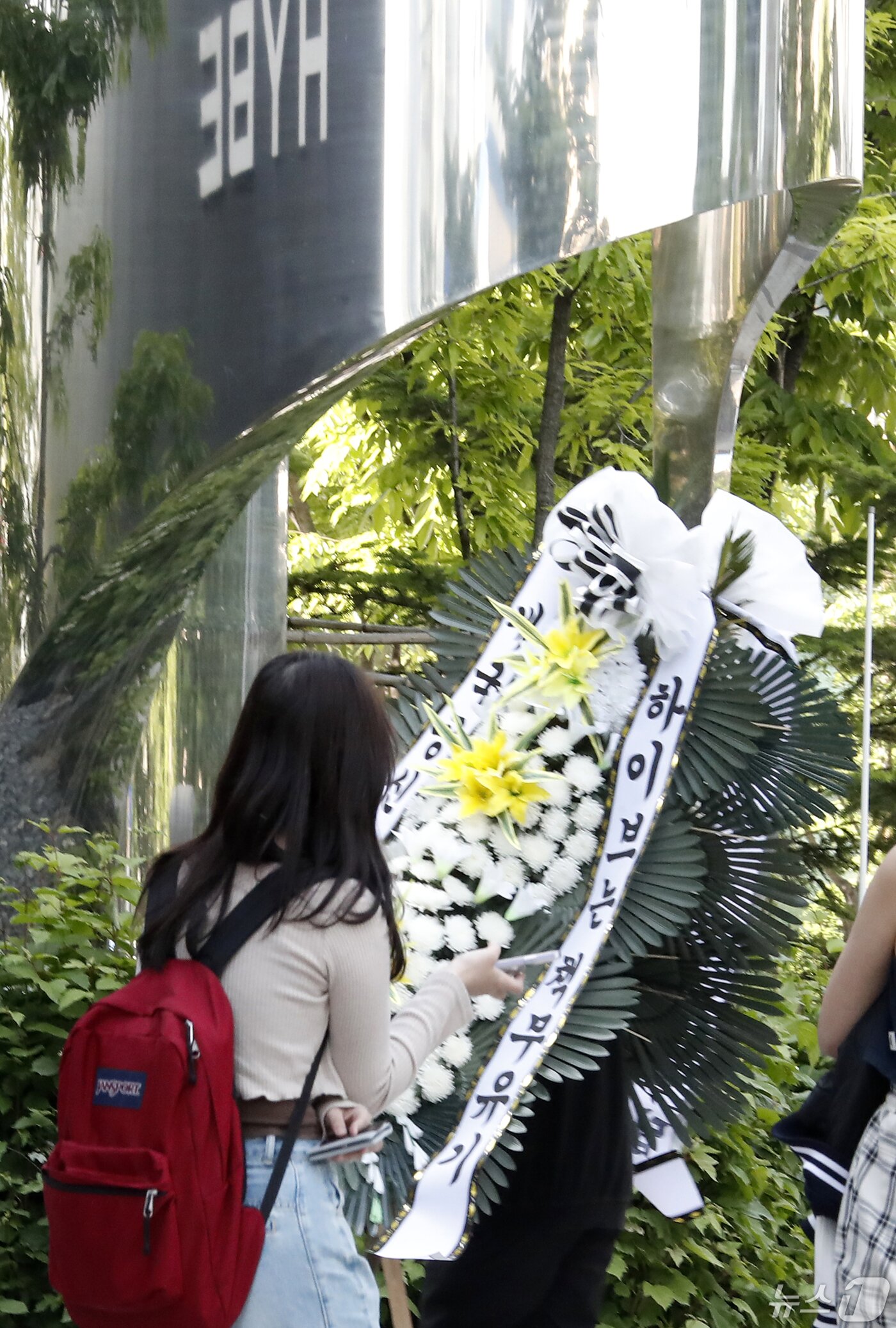 본문 이미지 - 3일 오전 서울 용산구 하이브 사옥 앞에 방탄소년단(BTS) 지지모임이 보낸 근조화환이 도착하고 있다. ⓒ News1 권현진 기자