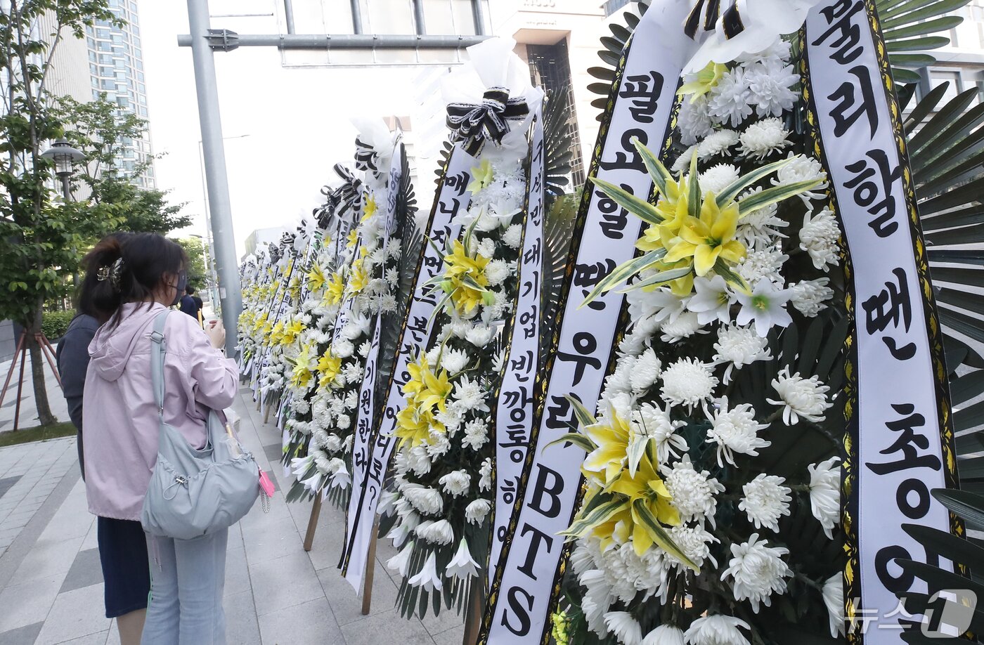 본문 이미지 - 3일 오전 서울 용산구 하이브 사옥 앞에 방탄소년단(BTS) 팬담 아미가 보낸 근조화환이 세워져 있다. ⓒ News1 권현진 기자