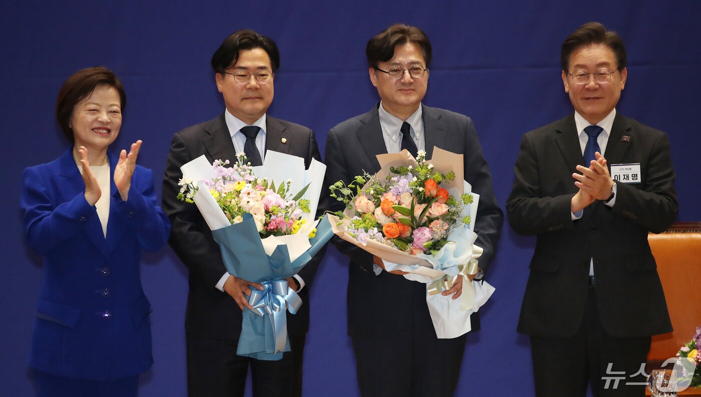 박찬대 신임 원내대표가 3일 오전 서울 여의도 국회 의원회관에서 열린 &#39;제22대 국회 더불어민주당 제1기 원내대표 선출 당선자 총회&#39;에서 꽃다발을 들고 기념촬영을 하고 있다. 왼쪽부터 진선미 민주당 선거관리위원장, 박 신임 원내대표, 홍익표 전 원내대표, 이재명 대표. 2024.5.3/뉴스1 ⓒ News1 임세영 기자