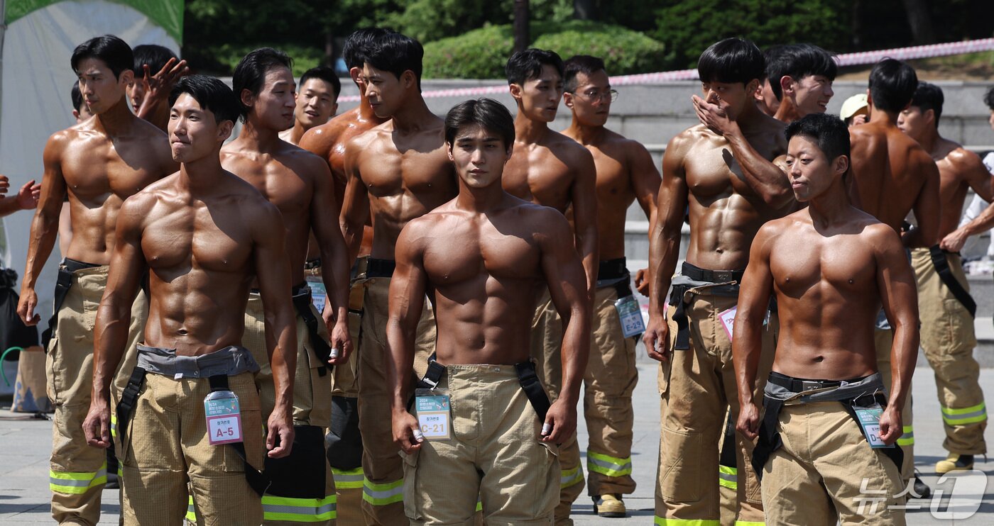 본문 이미지 - 3일 오전 서울 여의도공원 문화의마당에서 열린 몸짱소방관 선발대회에 출전한 소방관들이 근육을 뽐내기 전 준비하고 있다. 2024.5.3/뉴스1 ⓒ News1 박지혜 기자