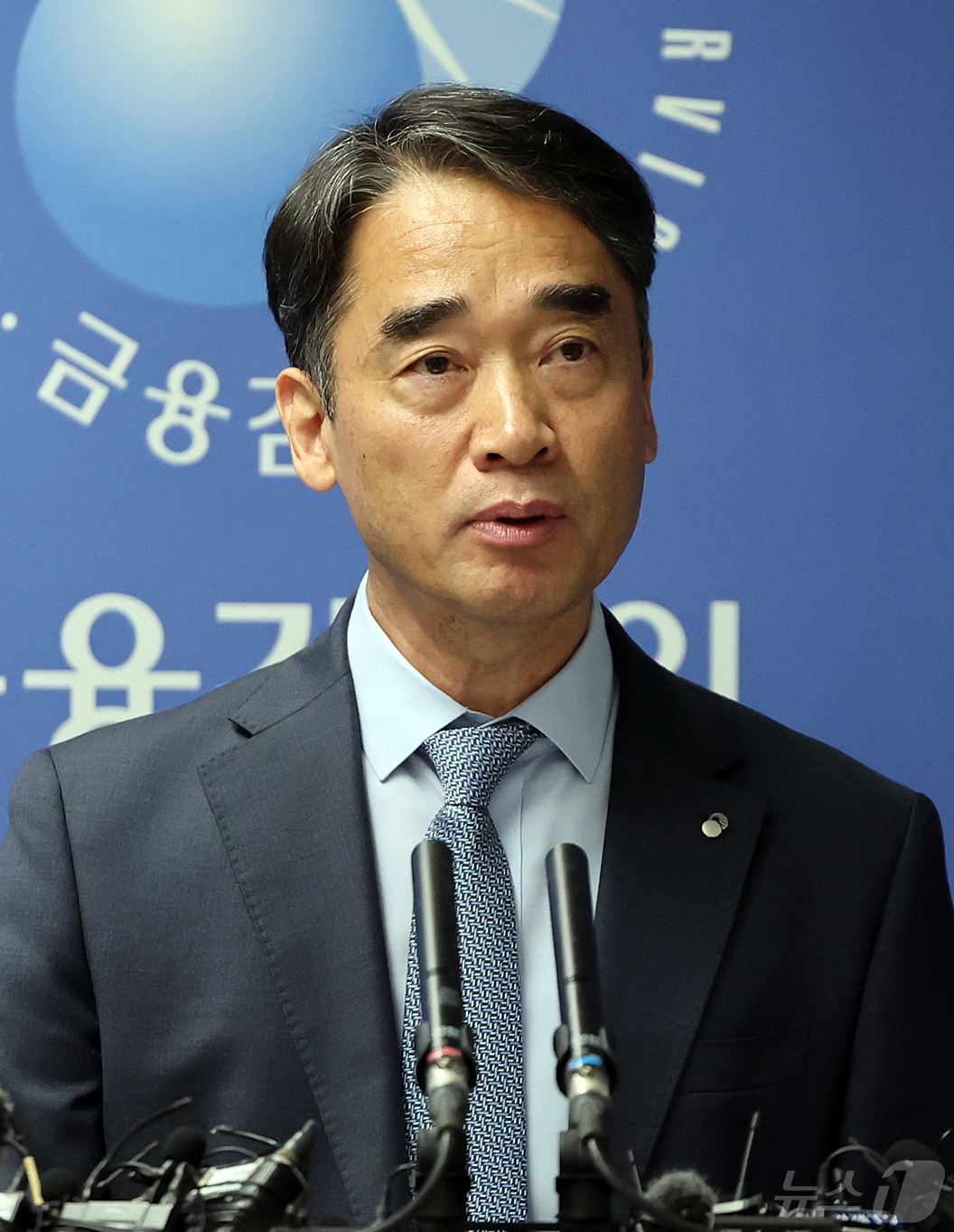 (서울=뉴스1) 김진환 기자 = 함용일 금융감독원 부원장이 3일 오전 서울 영등포구 여의도 금융감독원에서 글로벌 IB 불법 공매도 전수조사 진행 경과와 해외 금융당국과의 협력 및 …