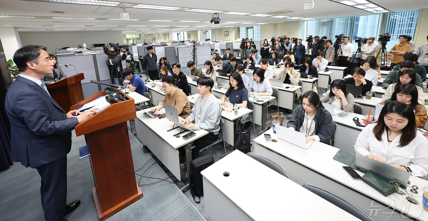 (서울=뉴스1) 김진환 기자 = 함용일 금융감독원 부원장이 3일 오전 서울 영등포구 여의도 금융감독원에서 글로벌 IB 불법 공매도 전수조사 진행 경과와 해외 금융당국과의 협력 및 …